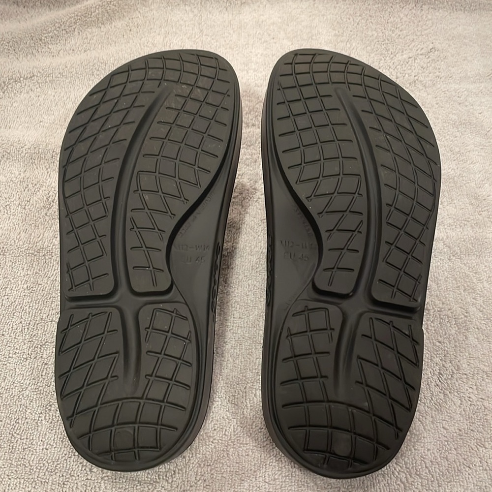 BRAND NEW Oofos Men’s - Size 12M black recovery slides. FREE shipping - Picture 3 of 4